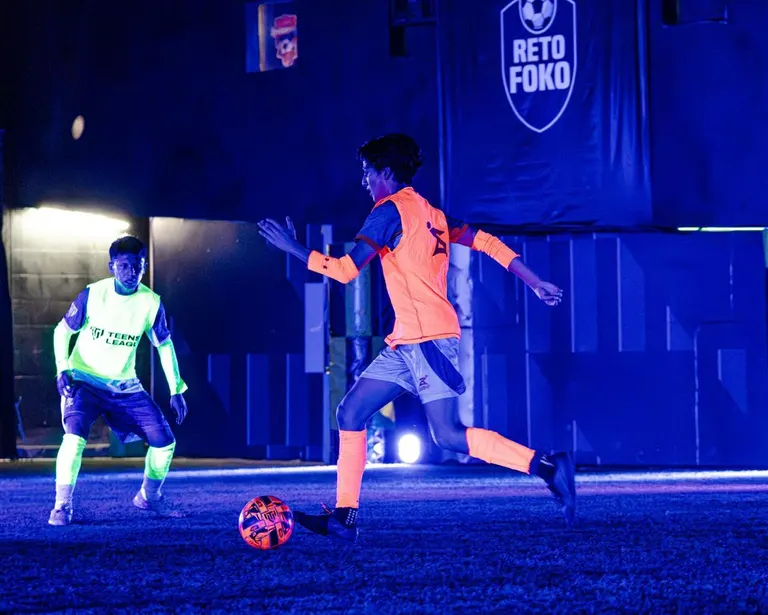 Jugador en partido nocturno Modo Neón